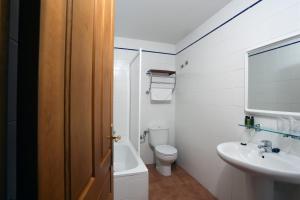uma casa de banho com um WC branco e um lavatório. em Hospedería Sádaba em Sádaba