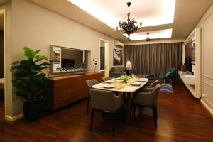 ein Esszimmer mit einem Tisch und Stühlen in der Unterkunft The Shore Residence Apartment in Malakka