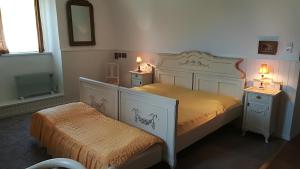 1 dormitorio con 1 cama y 2 mesitas de noche en Gothic House Apartments, en Kremnica