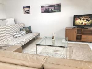TV a/nebo společenská místnost v ubytování Renovated apt close to beach Wifi AC