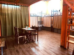 ein Esszimmer mit einem Tisch und Stühlen in einem Zimmer in der Unterkunft Danista Nomads Tour Hostel in Ulaanbaatar