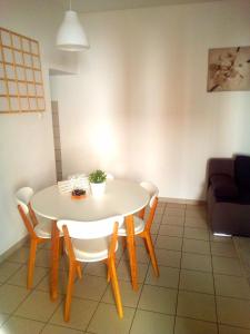 einen Tisch und Stühle im Wohnzimmer mit Sofa in der Unterkunft Albert Home in Karlovac