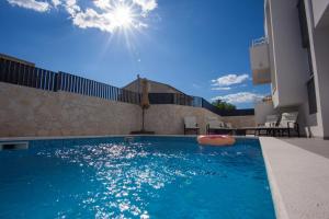 Bazén v ubytování Residences Bellavista 3 nebo v jeho okolí