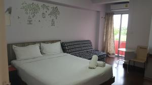 1 dormitorio con 1 cama, 1 silla y 1 ventana en Ricco Suvarnabhumi en Bangkok