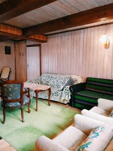 salon z łóżkiem, stołem i krzesłami w obiekcie Ptaszorowka w Szczyrku