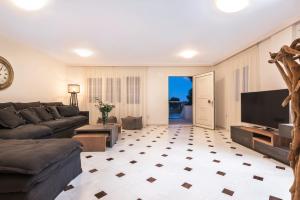 A television and/or entertainment centre at Damma Beachfront Luxury Villa