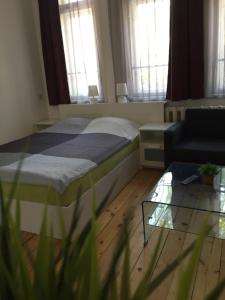- une chambre avec un lit, un canapé et des fenêtres dans l'établissement Apartment August 11, à Sofia