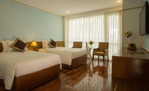 Postel nebo postele na pokoji v ubytování Huong Sen Annex Hotel