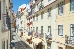 alejka w starym mieście z budynkami w obiekcie Lisbon Best Choice Prime Apartments Alfama w Lizbonie