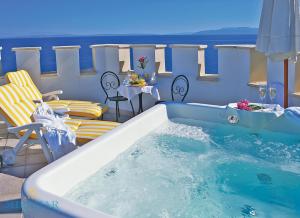Bazén v ubytování Hotel Miramar nebo v jeho okolí