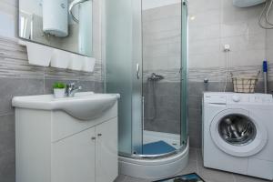 ein Badezimmer mit Waschbecken und Waschmaschine in der Unterkunft Apartments Mirko&Ana in Bibinje