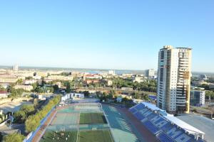 una vista aérea de una ciudad con una pista de tenis en Apartaments on Novorossiyskaya, en Volgograd