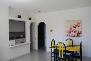 Molino de Guatiza في كوستا تاغيسي: غرفة طعام مع طاولة وكراسي صفراء