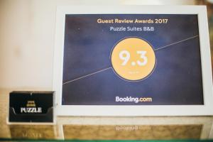una señal para los premios de frecuencia invitados en una mesa en Puzzle Suites B&B, en Figueira da Foz 35 fotos más