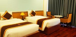 Postel nebo postele na pokoji v ubytování Huong Sen Annex Hotel