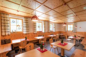 A restaurant or other place to eat at Hotel Alpenfrieden