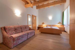 A bed or beds in a room at Hotel Alpenfrieden