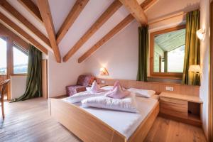 
Ein Bett oder Betten in einem Zimmer der Unterkunft Hotel Alpenfrieden
