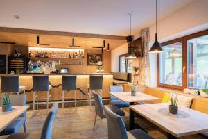 A seating area at Hotel Alpenfrieden