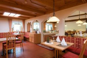 A restaurant or other place to eat at Hotel Alpenfrieden