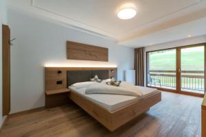 A bed or beds in a room at Hotel Alpenfrieden