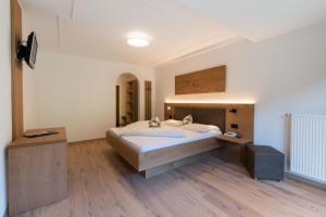 A bed or beds in a room at Hotel Alpenfrieden