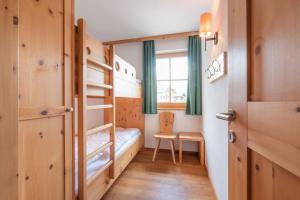 A bed or beds in a room at Hotel Alpenfrieden