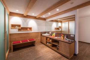 A kitchen or kitchenette at Hotel Alpenfrieden