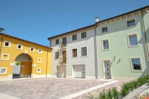 un gran edificio de color amarillo y verde en Corte Grisela Wine&Relax en Monteforte dʼAlpone