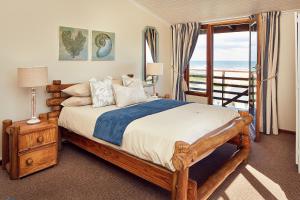 Ένα ή περισσότερα κρεβάτια σε δωμάτιο στο First Group Kowie River Chalets
