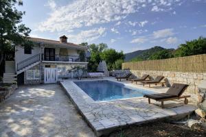 Bazén v ubytování Villa Nada nebo v jeho okolí