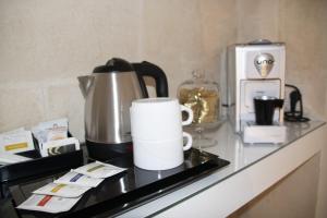 Příslušenství pro přípravu čaje a kávy v ubytování Il Giramondo Suite&Room self check-in