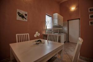 una cucina con tavolo bianco e frigorifero bianco di Villa Nada a Neum