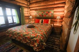 A bed or beds in a room at Etnokompleks Bobrovaja Dolina