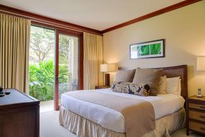 Postel nebo postele na pokoji v ubytování Popular Ground Floor with Extra Grassy Area - Beach Tower at Ko Olina Beach Villas Resort + 21 fotografií