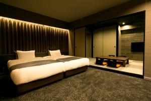 京都市にあるHotel Banister Kyotoのベッドルーム(大型ベッド1台、テーブル付)