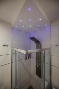 baño con ducha con iluminación púrpura en Lavender & Mint, en Kaštela 42 fotos más
