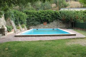 Bazén v ubytování Apartaments La Taverna dels Noguers nebo v jeho okolí