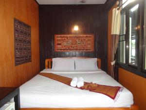 チェンコーンにあるBaanfai Guesthouse Chiangkhongのベッドルーム1室(ベッド1台、タオル2枚付)