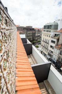 una pasarela naranja al lado de un edificio en The Gate, en Oporto