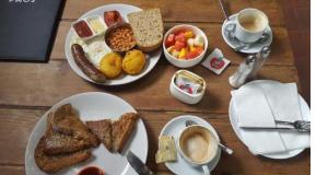 Makanan di atau di tempat lain dekat hotel