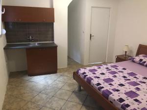 een badkamer met een bed en een wastafel in een kamer bij Apartmani Pavicevic in Podgorica
