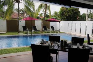 Bazén v ubytování Daffodils Beach Negombo nebo v jeho okolí + 19 fotografií