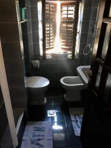 Valun 61 في فالون: حمام صغير مع مرحاض ومغسلة