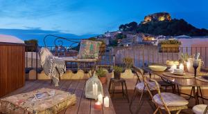 a patio with a table and chairs on a balcony at La Indiana de Begur, Petit Hotel Boutique in Begur