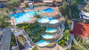 A piscina localizada em Liberty Lykia ou nos arredores