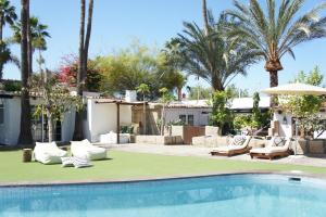 a house with a swimming pool and palm trees at Casa Jable Roja in Adeje