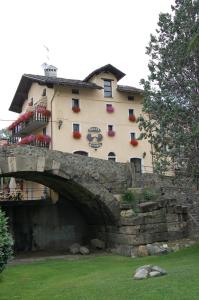 un edificio sobre un puente de piedra en Hotel Cecchin, en Aosta