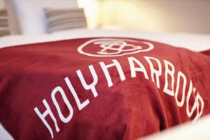 a red shirt with the word houston on it at Beach Motel Heiligenhafen in Heiligenhafen
