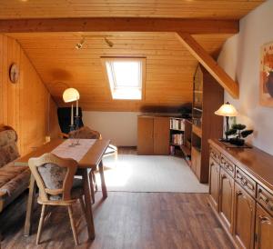 a living room with a table and a couch at Ferienwohnung Wiese in Riedenburg